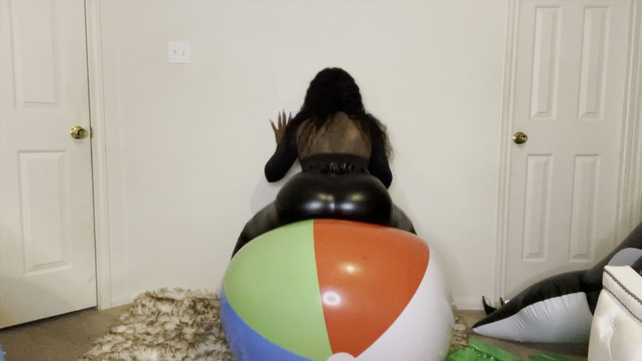 kaythelooner - Ass bouncing on large beach ball before finger nail pop